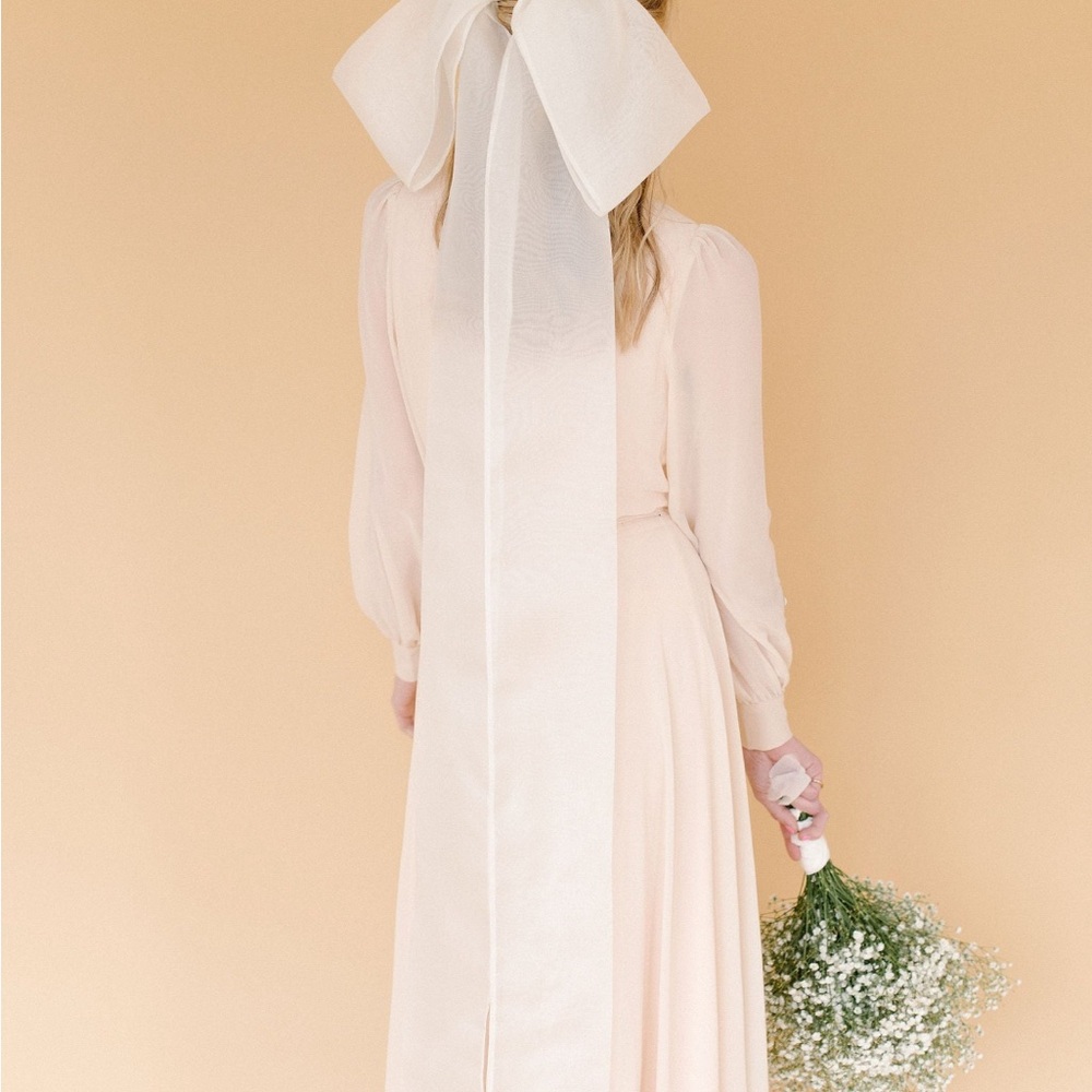 Gorgeous Ivory Silk Bridal Bow Veil - Picture 6 of 6